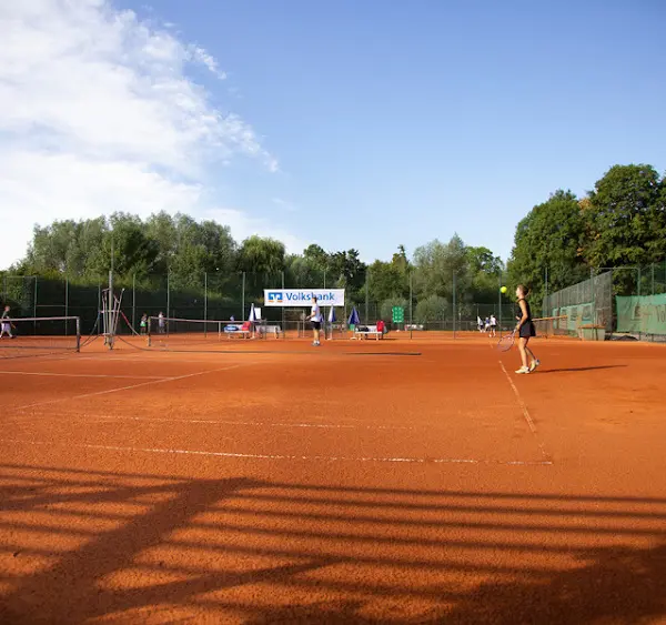 Moderne Tennis-Anlage des TC Blau-Weiß Issum mit gepflegten Sandplätzen