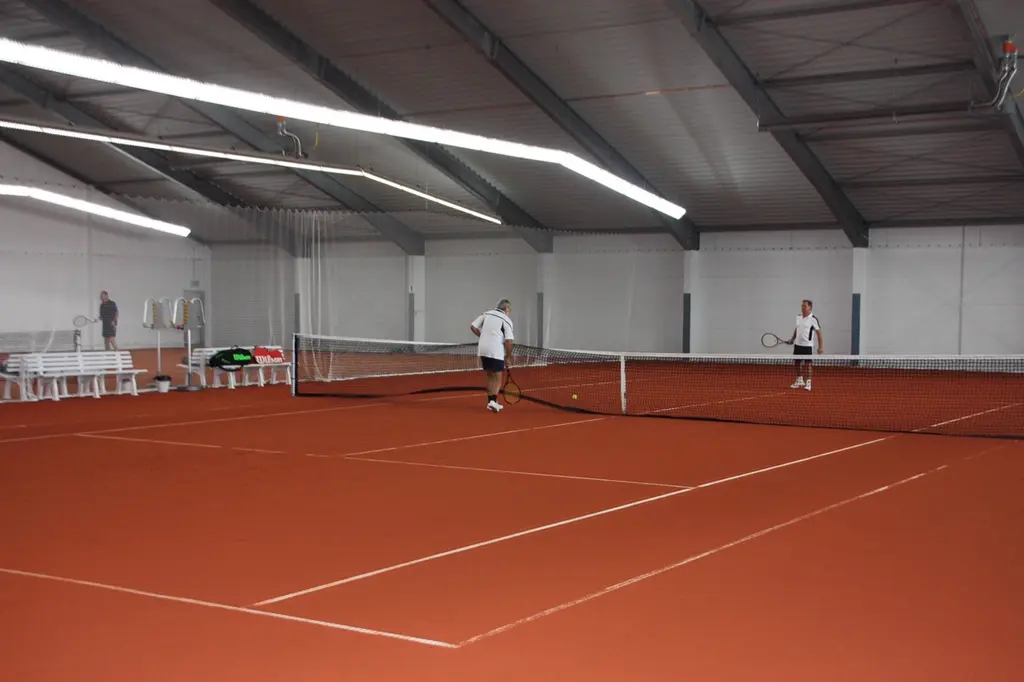 Innenansicht der modernen Tennishalle des TC Blau-Weiß Issum