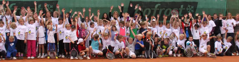 Nachwuchsspieler beim Jugendtraining des TC Blau-Weiß Issum