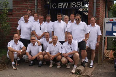 Tennis-Team des TC Blau-Weiß Issum bei einem Mannschaftsspiel